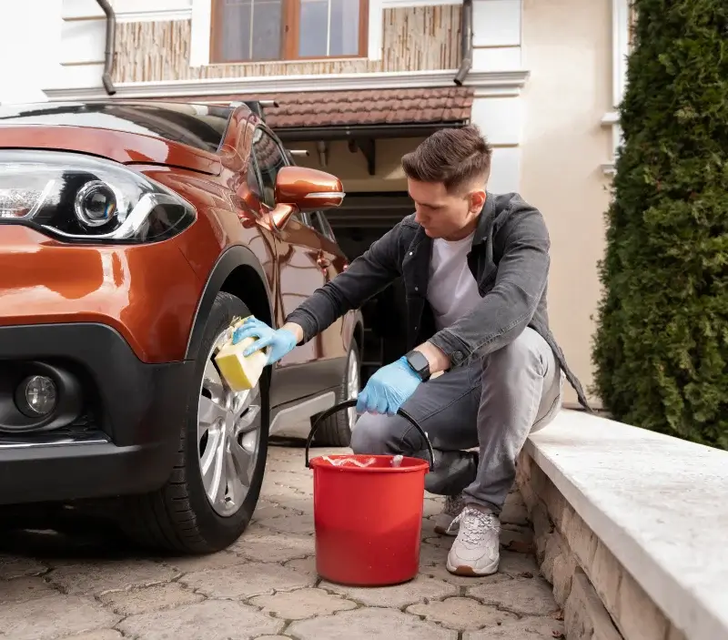 Lavage auto à domicile Corneilhan : professionnel intervenant sur un véhicule